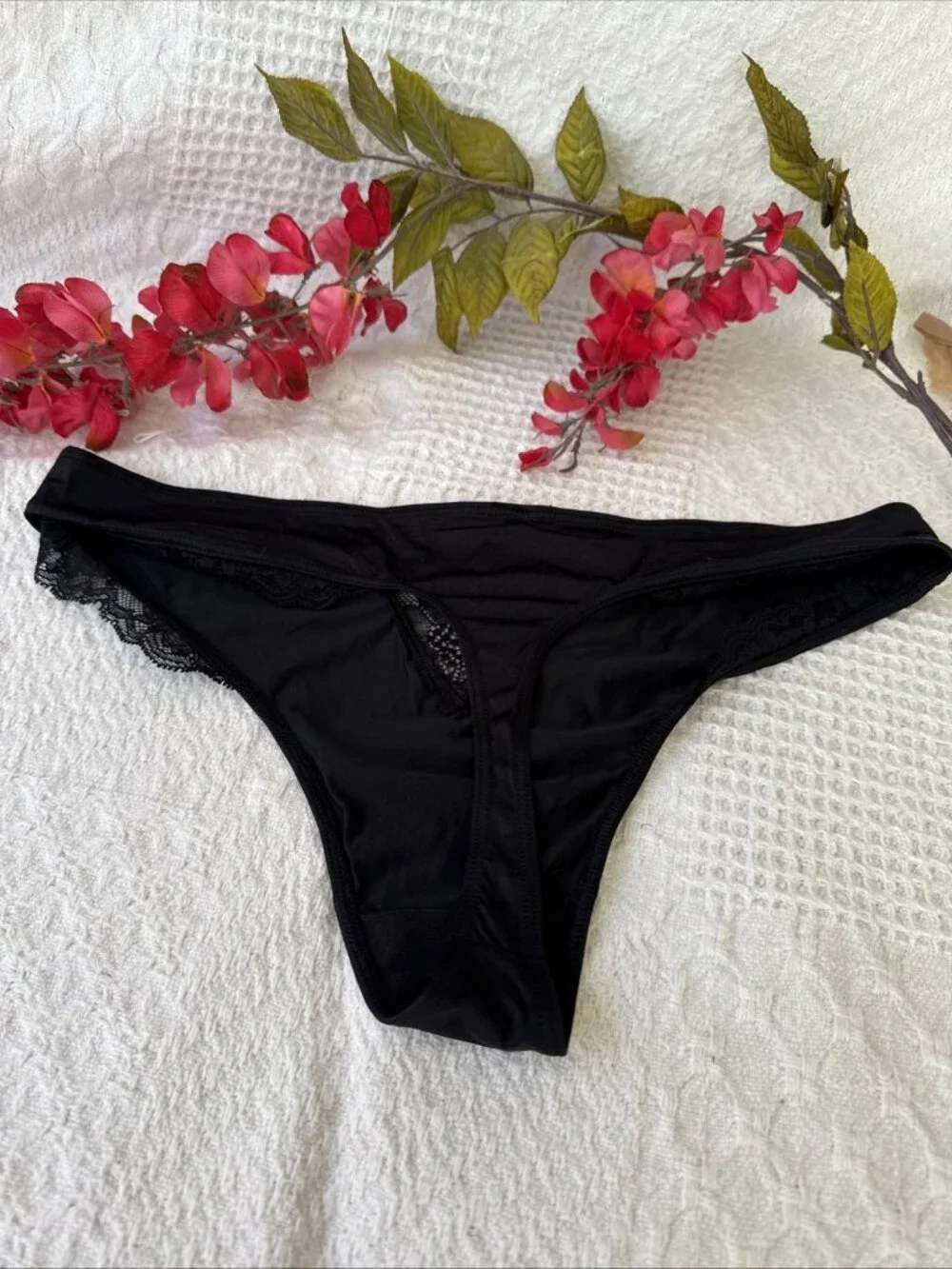 VICTORIA'S SECRET L VERY SEXY BLACK SILKY LACE THONG PANTIES GOLD V SIDE NWT - Picture 5 of 7